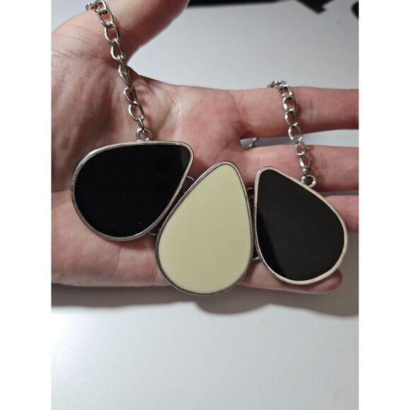 *Sale* Silver tone necklace with black and white pendant - Picture 2 of 11